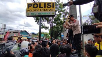 警方调解数百名与Ojek Pangkalan Bassir Impun Bandung发生纠纷的Ojol司机