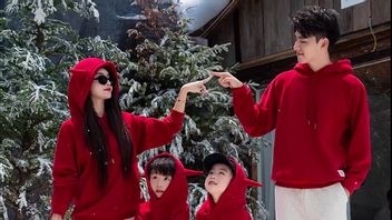 2025 年圣诞节服装颜色趋势，勃艮第到冰蓝！