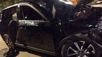 马自达汽车在雅加达巴鲁尔被撞后，在帕德曼甘被一辆火车撞上