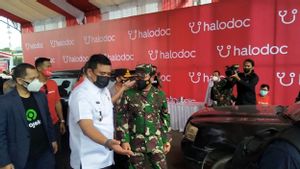 Didampingi Bobby Nasution, Panglima TNI-Kapolri Tinjau Vaksinasi <i>Drive Thru</i> di Medan