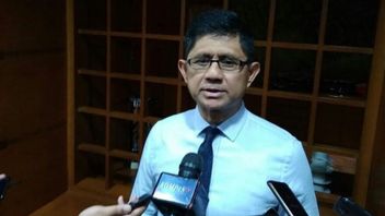 لاود M Syarif يطلب من نائب رئيس مجلس إدارة KPK Nurul Gufron قراءة المزيد من البيانات