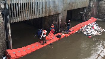 Dimming In Ciliwung River, A 13-year-old Boy Found Dead A Day Later