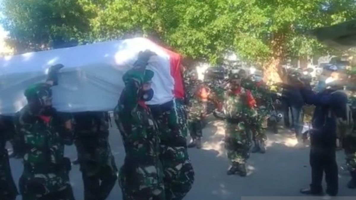 جندي من الجيش الوطني الإندونيسي قتل حتى الموت في بابوا مدفون في ملقا