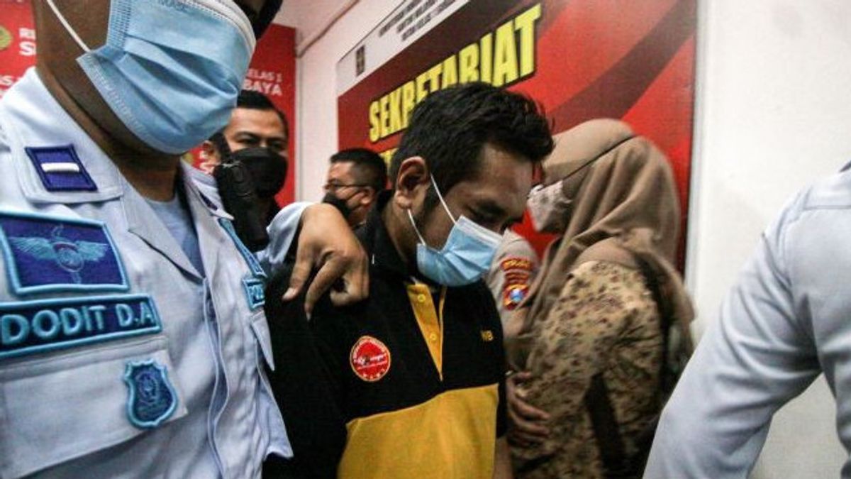 MSAT's Wife Guarantees Not To Involve Masses At The Surabaya District Court During The Santriwati Abuse Session, Sympathizers Choose To Pray Together