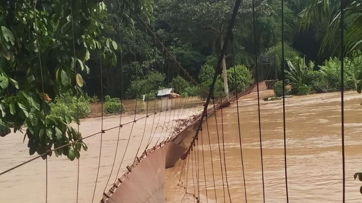 Jembatan Gantung Putus, 15 Anak Hanyut Terbawa Arus Banjir di Desa Karang Agung OKU 