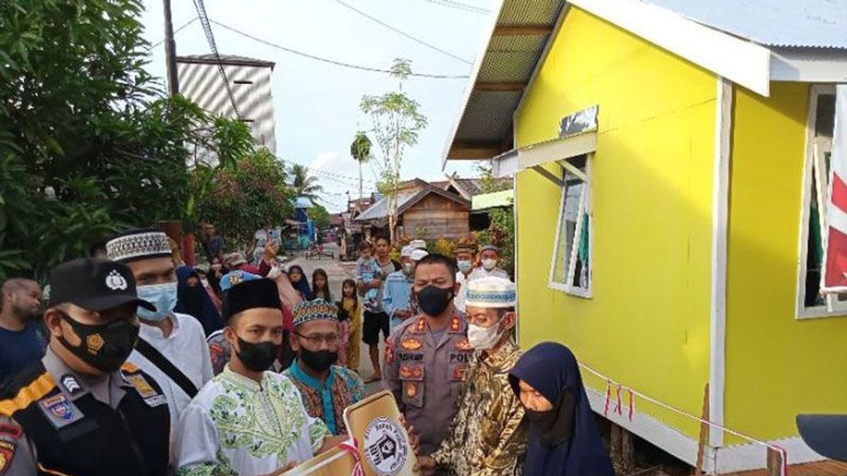 加里曼丹中部的一个家庭负担不起1700万印尼盾的房屋建设援助 