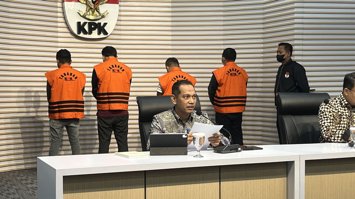 لابوهانباتو ريجنت مشتبه به ، يرتدي سترة برتقالية KPK