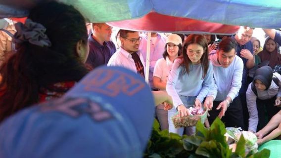 Gibran Blusukan ke Pasar Batu Cermin di Labuan Bajo