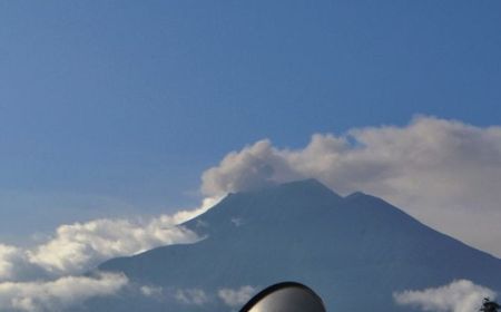 Gunung Kerinci Erupsi Lontarkan Abu Setinggi 300 Meter