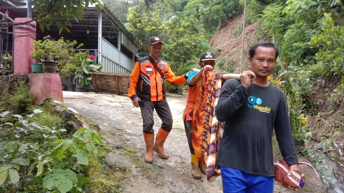 Landslide In Cilacap, Joint Team Successfully Evacuated Residents Affected By Stroke