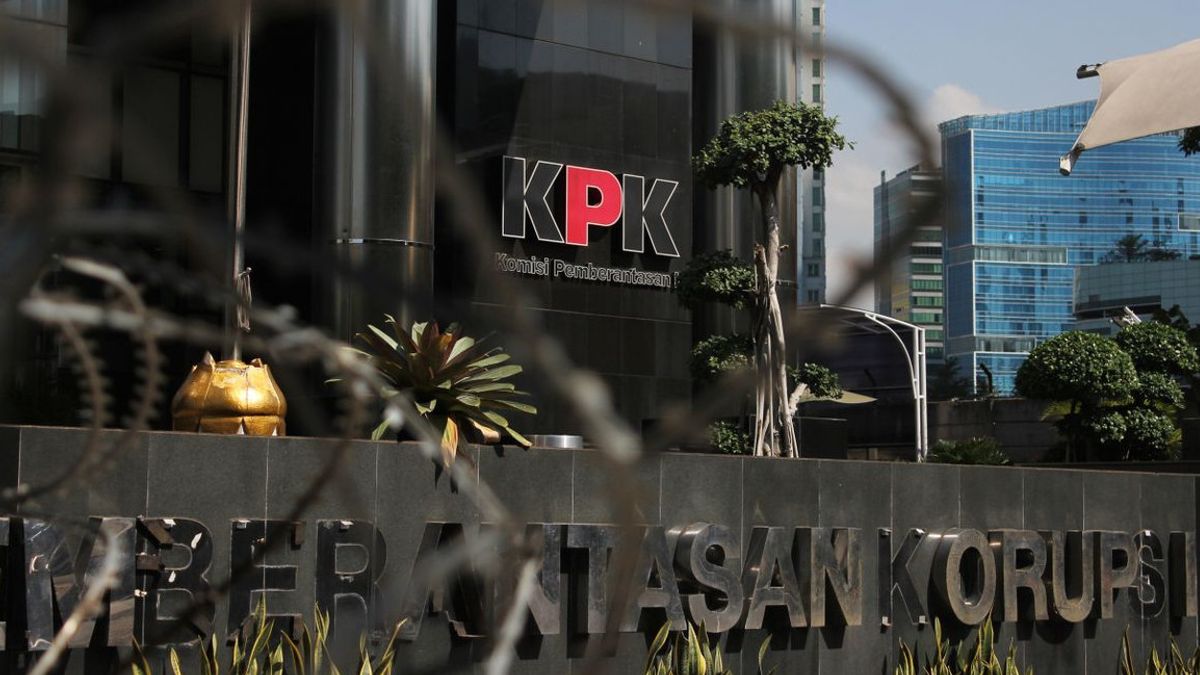 労働組合の創設者は、数千億の汚職が疑われるため、元PTPosボスをKPKに報告した。