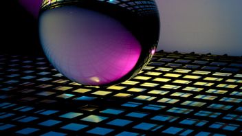 玻璃芯片是量子计算机的未来，下面是一个解释