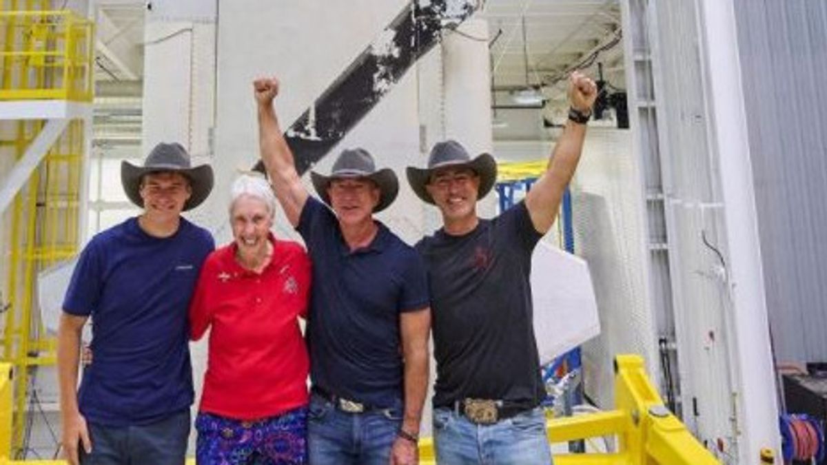 Meet The Crew That Will Accompany Jeff Bezos On Tomorrow's Space Trip