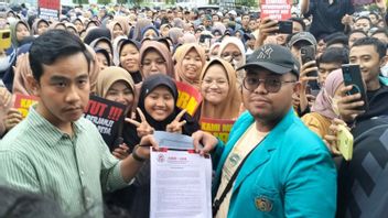 Gibran Temui Mahasiswa ‘Demo’ di Depan Balai Kota Surakarta
