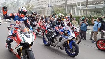 拥挤的HI环形交叉路口，热情的市民看到MotoGP游行