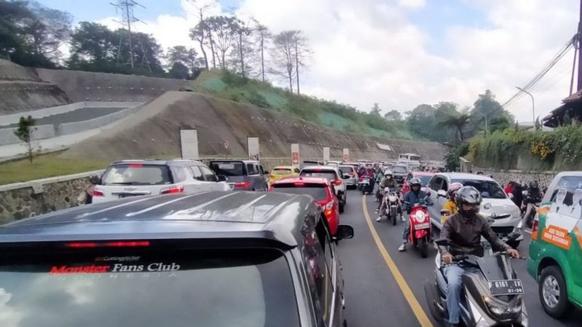 Antrean Kendaraan di Jalur Puncak-Cianjur Mencapai 18 Kilometer, Macet Hingga Delapan Jam