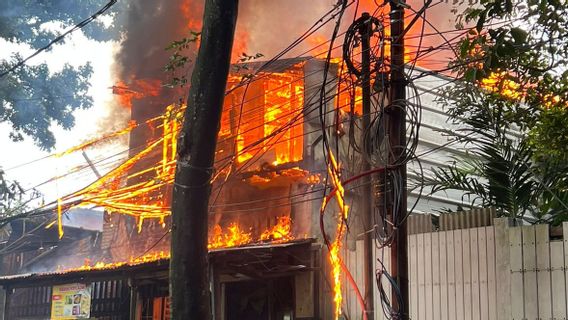 Akibat Korsleting Listrik, Toko Material di Pondok Labu Terbakar