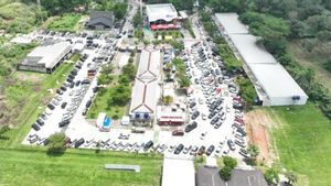 一排休息区，可供前往雅加达和Puncak的道路使用者使用