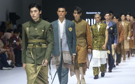 Motif Setir Nahkoda Kapal dan Burung Phoenix, Songket Palembang Menawan di JFW 2025