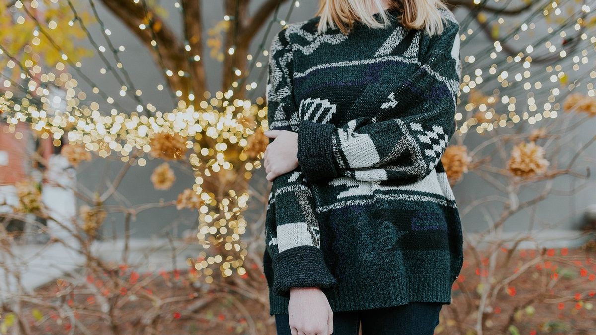Perbedaan Hoodie dan Sweater dari Bahan, Fungsi, dan Keunggulannya