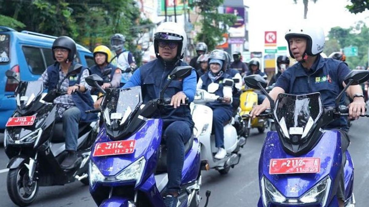 Bogor Mayor Bima Arya Jajal The First Electric Motorbike Is Owned By The Local Government