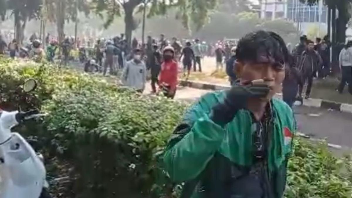 Rangkaian Tembakan Gas Air Mata di Depan Mako Brimob Membuat Masyarakat Sesak Nafas dan Jatuh Pingsan