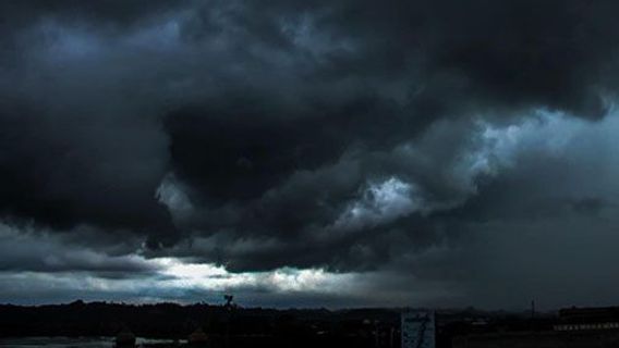 注意してください、BMKGは、多くの地域が雷で雨が降ると予測します