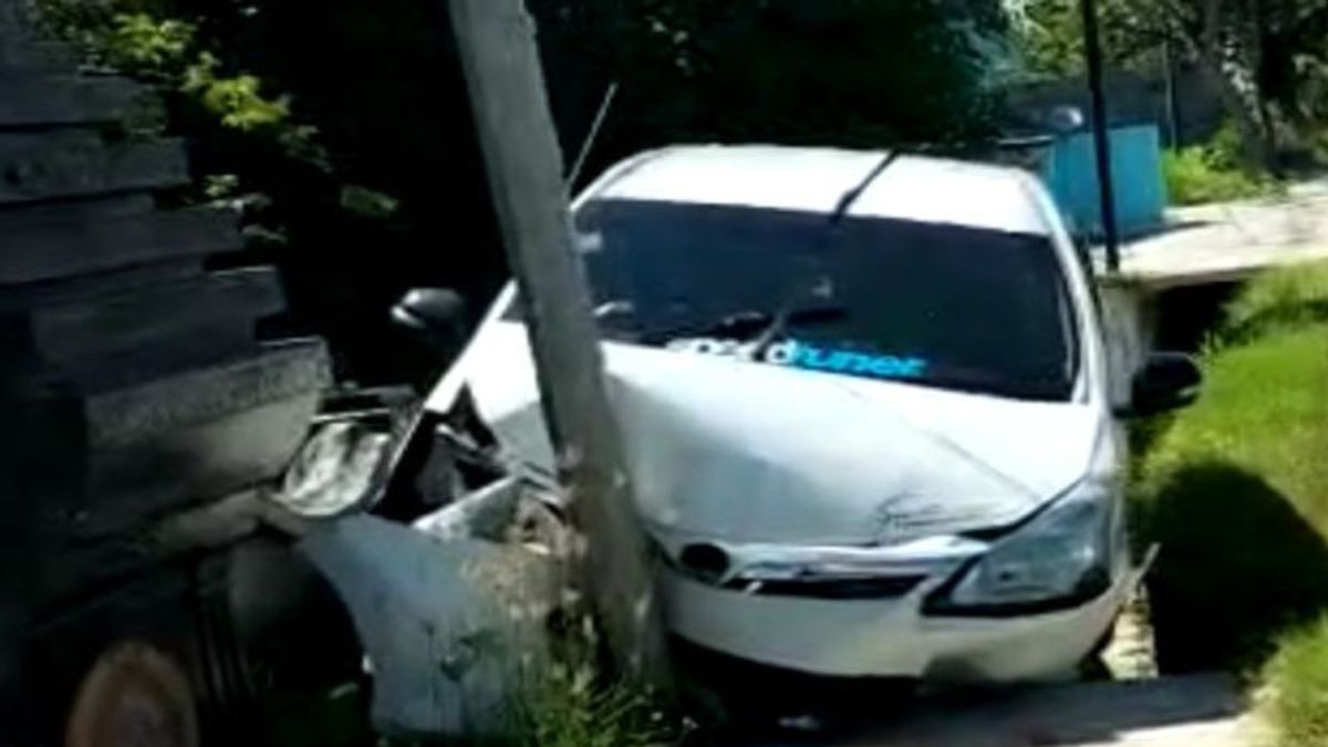Bukan Ditembak, Mobil Terperosok Tabrak Tiang Listrik di Koramil Sokobanah Sampang Kecelakaan