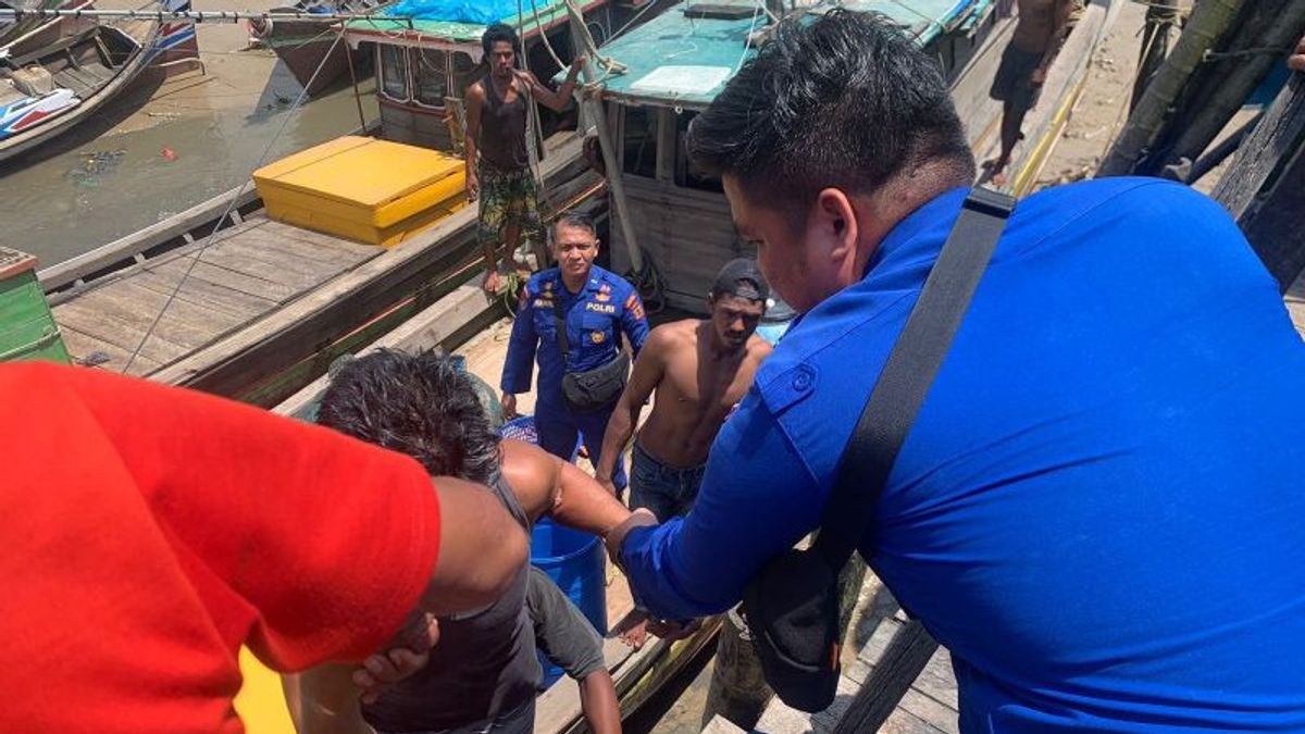 流れに引きずられ、WFCクアラトゥンカルジャンビで沈没した90袋のコプラを積んだ船