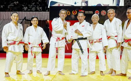 Kapolri Terima Sabuk Hitam Judo dari Ketum PB PJSI Letjen TNI Maruli Simanjuntak