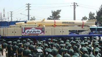 德黑兰在两伊战争纪念阅兵式上推出新型弹道导弹