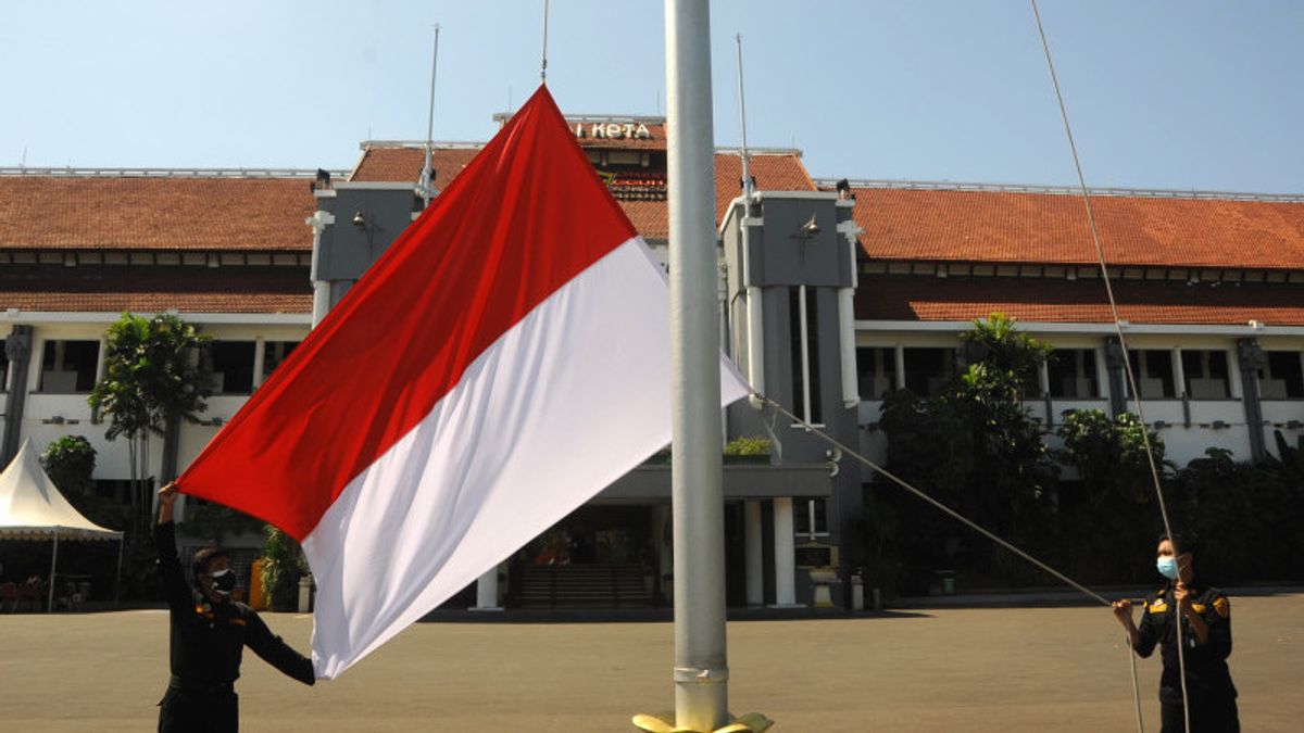 Walkot Eri Cahyadi Imbau Warga Surabaya Kibarkan Bendera Merah Putih selama Agustus