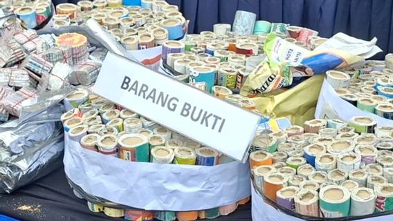 جاكرتا - ألقت الشرطة القبض على مئات الألعاب النارية من ستة تجار في شرق جاكرتا