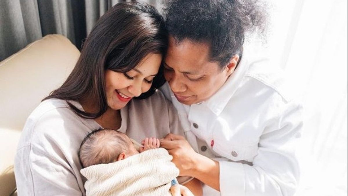 This Is The Handsome Face Of Arie Kriting And Indah Permatasari's Children Praised By Warganet