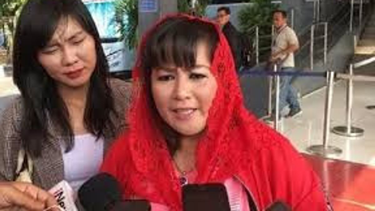 <i>Ngamuk</i> Gegara Ceramah Yahya Waloni, Dewi Tanjung Desak MUI Keluarkan Fatwa Haram 