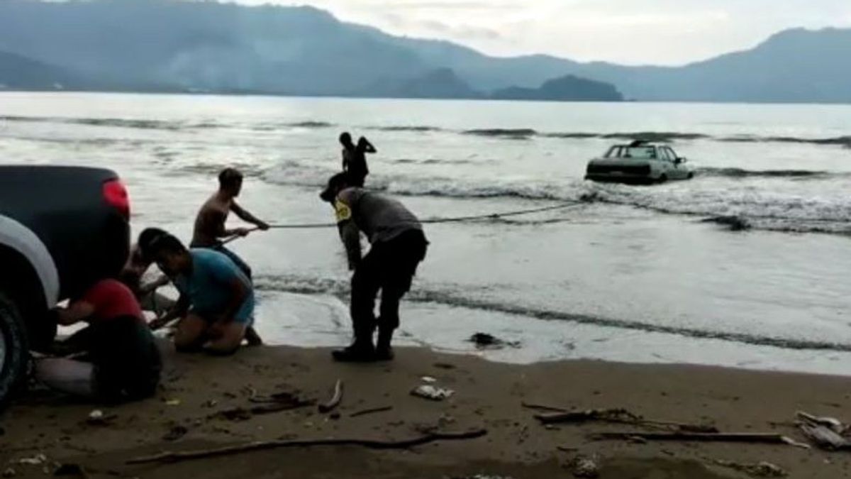 After The Car Was Swept Away, The Police Closed Access To The Forbidden Zone At Cengkrong Trenggalek Beach