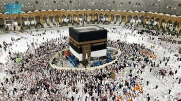 Jelang Musim Haji 1446 Hijriah, Penutup Ka'bah Dinaikkan