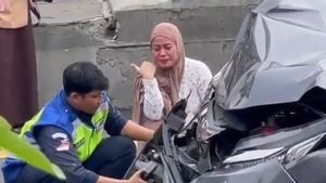 Tabrakan Beruntun di Tol Wiyoto Wiyono Cawang, Wanita Pengemudi Honda Brio Menangis Mobilnya Rusak