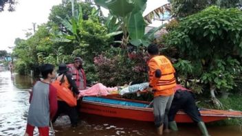 The Sekayam River In Sanggau, West Kalimantan Overflows, The Police Move Quickly To Evacuate Residents
