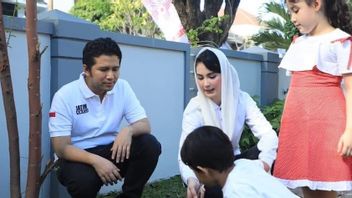 <i>COVID-19 is Real</i>, Duka Suami Arumi Bachsin Emil Dardak Kehilangan Sahabat Kecilnya Pastor Raditya Oloan