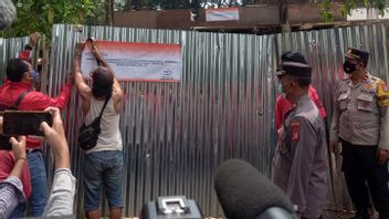 وقبل نقلها إلى حزب آخر، قامت الشرطة على الفور بتركيب لافتات مراقبة على أرض إندرا كنز التي يبلغ طولها 800 متر في علم سوتيرا.
