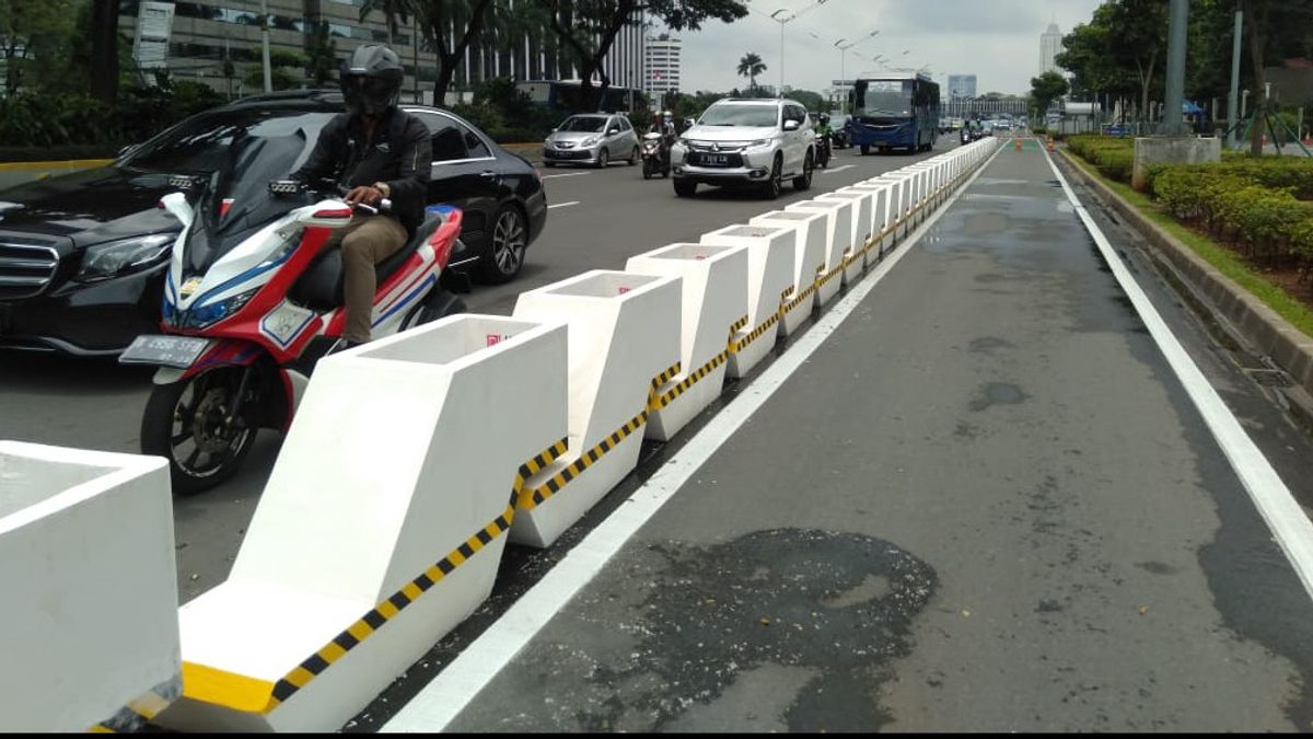 The Permanent Bicycle Lane Barrier In Sudirman Is In The Form Of A Chain, What Does It Mean?