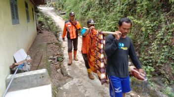 Using Emergency Stretcher From Sarong, Landslide Victim Who Suffered From Stroke In Cilacap Evacuated To Evacuation