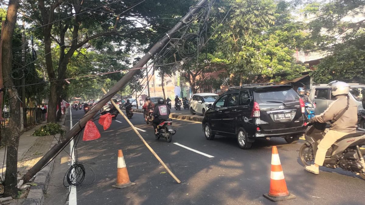 Kabel Udara di Ciputat Bikin Mobil Warga Alami Kerusakan, PLN dan Indihome Tidak Mengakui