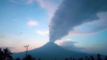 L'éruption du mont Lewotobi masculin, lance une éruption de 1,5 kilomètre