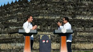 Langka Moment: French President Macron Touches Buddha Statue At The Peak Of Borobudur Temple