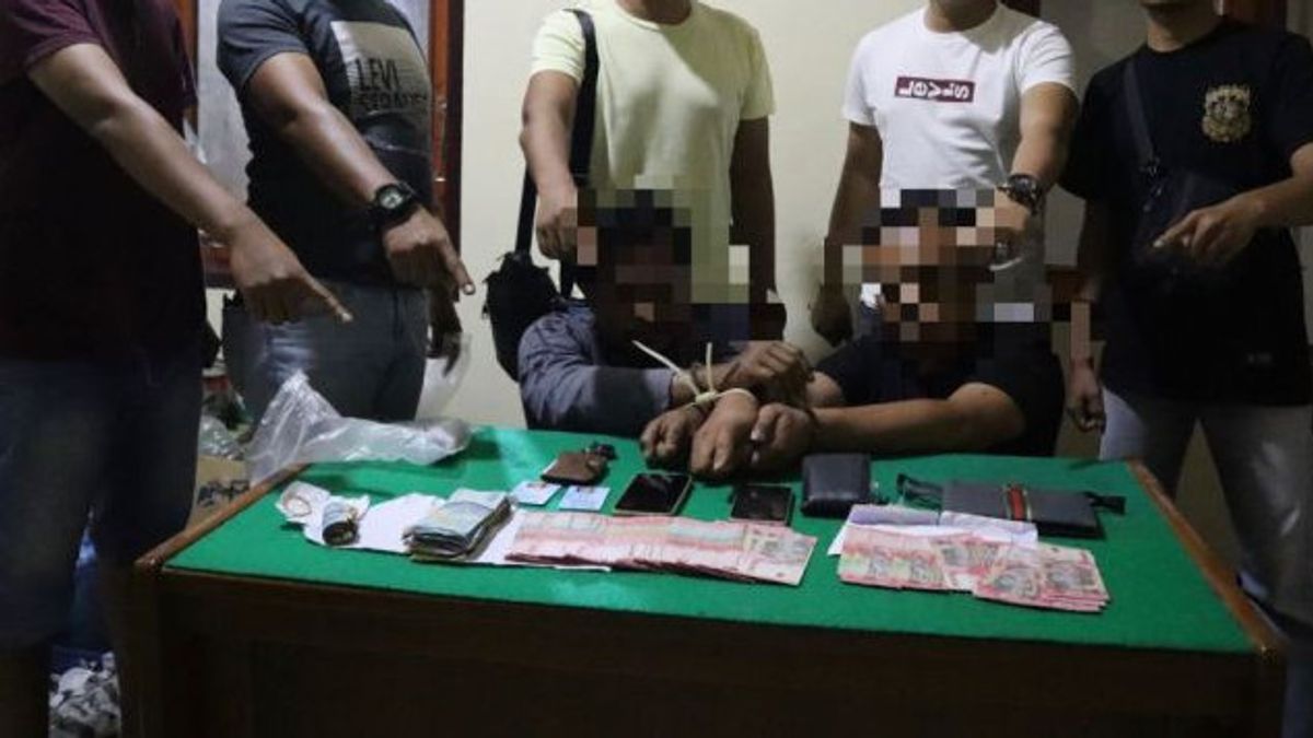 شراء مئات النقود المزيفة نصف السعر عبر الإنترنت ، تم القبض على الجناة 2 في أغام غرب سومطرة