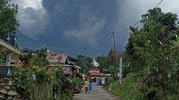 جاكرتا - تمكن 19 شخصا من النزول ، ولا يزال 28 متسلقا محاصرين بسبب ثوران بركان جبل مارابي