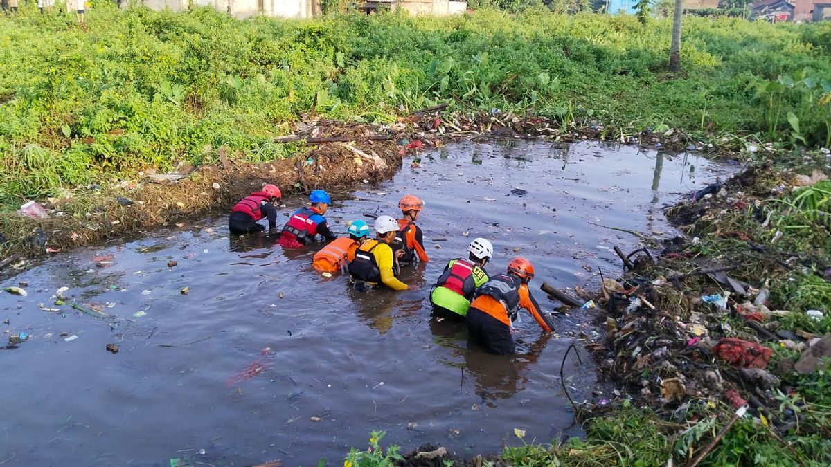 The SAR Team Finds One Woman's Body In The Rawa Area Of Depok