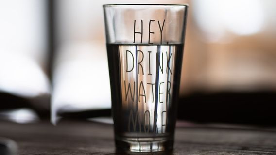 根据研究，脱水和焦虑是相关的：如果你喝得足够，情绪会改善